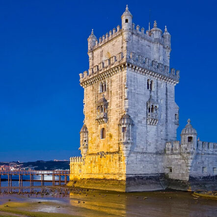 Torre de Belém localiza-se na freguesia de Belém, concelho e distrito de Lisboa, em Portugal.