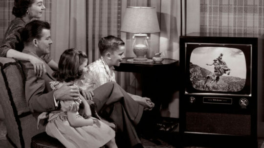 Família assistindo TV antiga