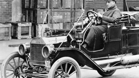 Homem dirigindo automóvel antigo