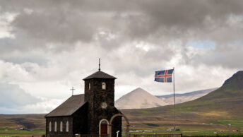 Igreja na Islândia e Bandeira Islandesa