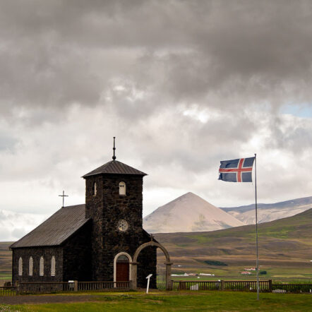 Igreja na Islândia e Bandeira Islandesa